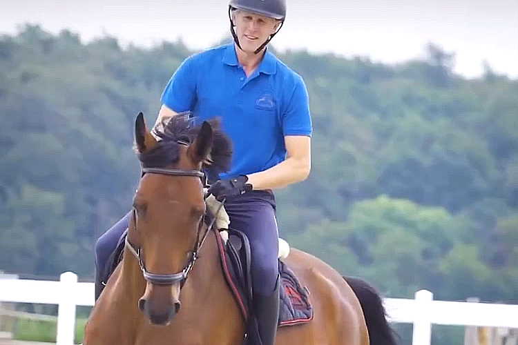 Philipp Pavel reitet auf braunem Pferd