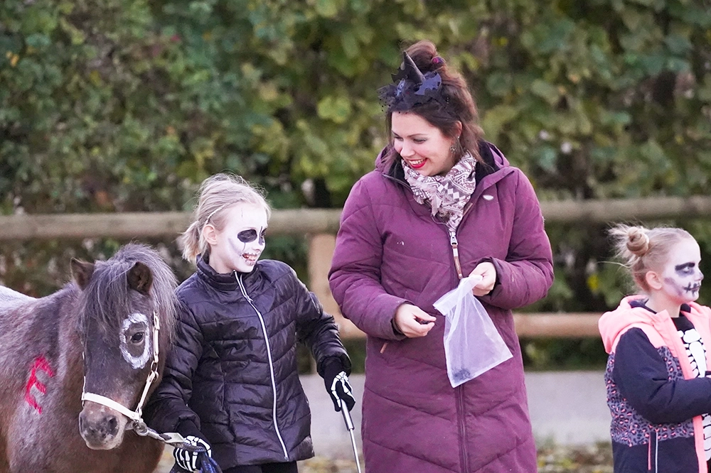 Christina Pavel mit Kindern in Halloween-Kostümen und einem Ponny