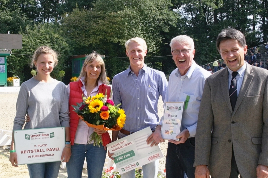Familie Pavel nimmt Urkunden von Preisauszeichnung entgegen