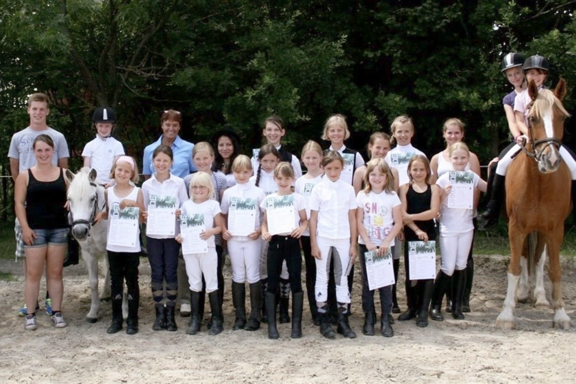 Gruppenfoto von Kindern und Jugendlichen, halten Urkunden in Händen