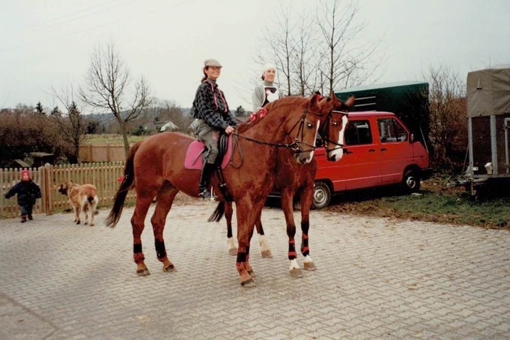 Zwei Reiterinnen auf hellbraunen Pferden