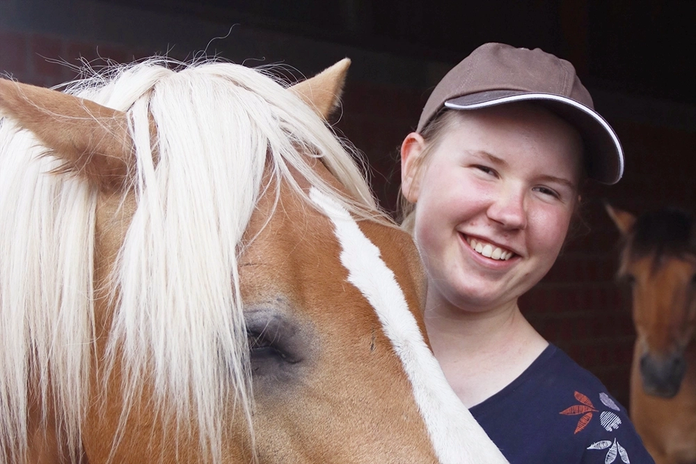 Lena neben hellbraunem Pferd